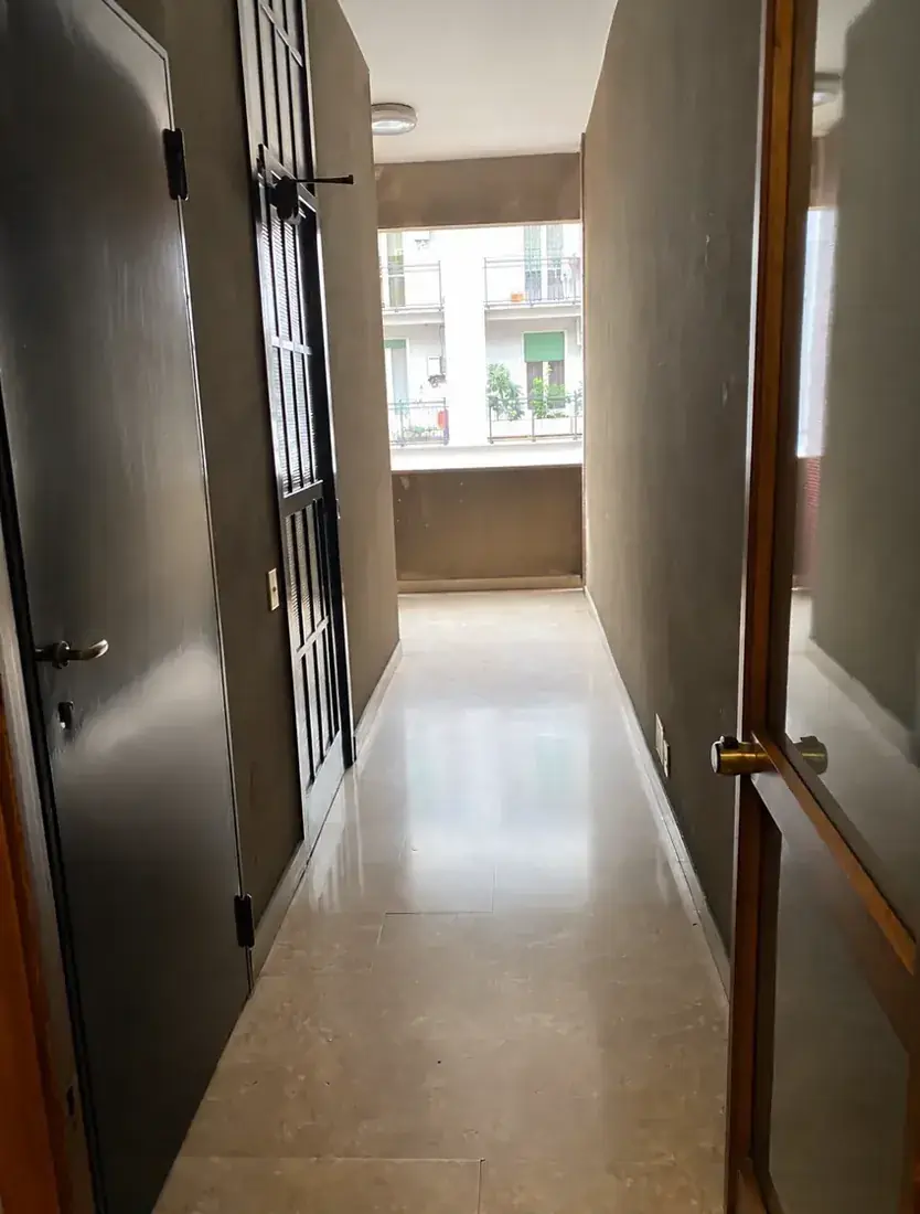 2. Urmați galeriaMergeți până la capăt, spre Viale Sabotino.