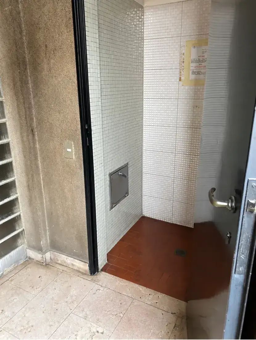 Deșeuri rezidualePuneți sacul negru bine legat în trapa metalică mică.