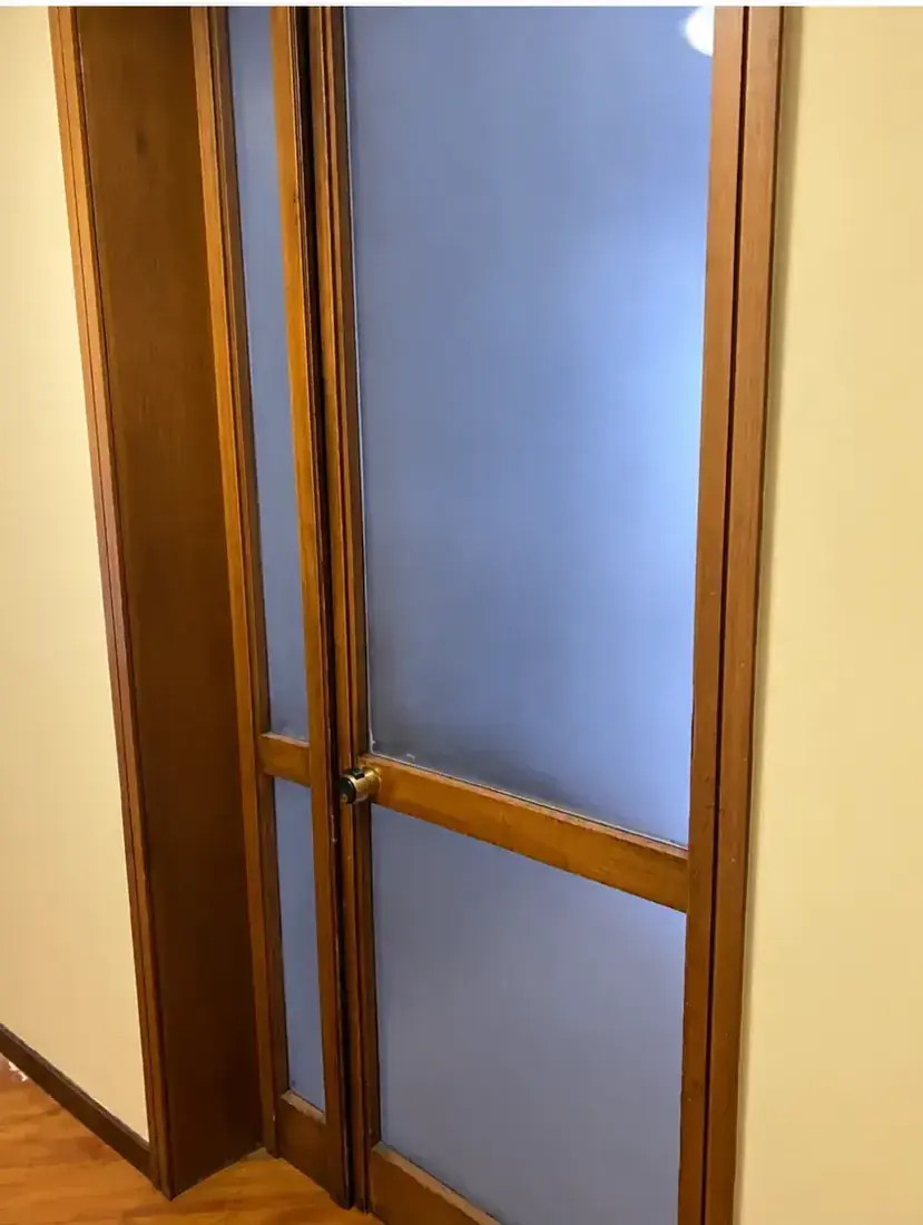 1. Ieșiți din liftLa etajul 3, deschideți ușa de sticlă de lângă lifturi.