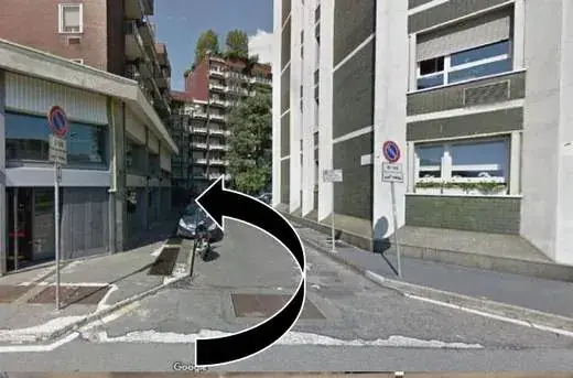 Pasul 2. Ocoliți Caddy prin spate. Intrarea este în piațeta din fața Torre Romana.