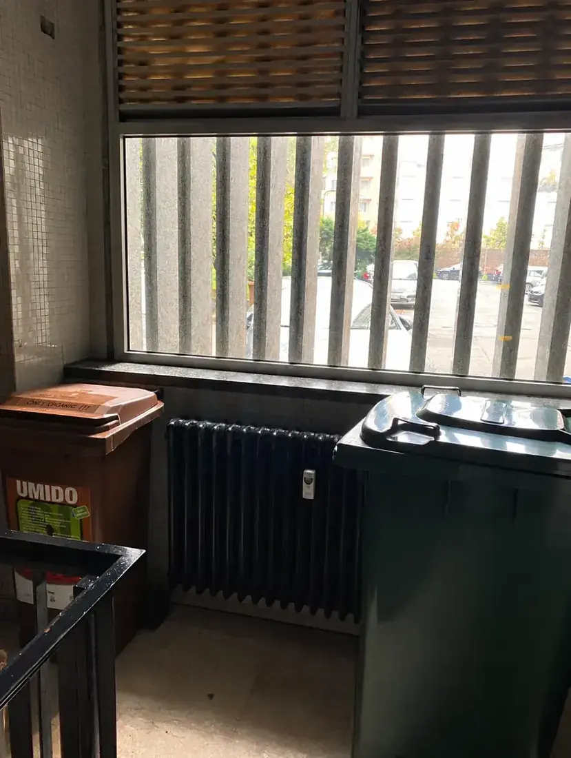 Deșeuri alimentareContainerul maro, într-un sac biodegradabil bine legat.
