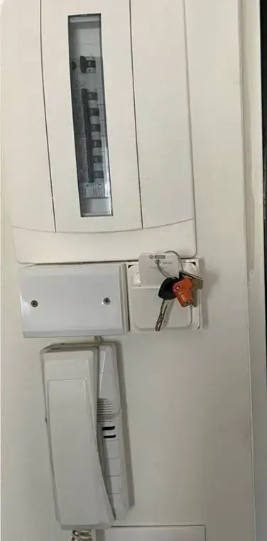 Pasul 9. Cheile sunt în dreapta imediat după intrare. Cheia apartamentului are o husă neagră. După prima intrare, deschiderea automată se dezactivează: luați mereu cheile cu dumneavoastră.