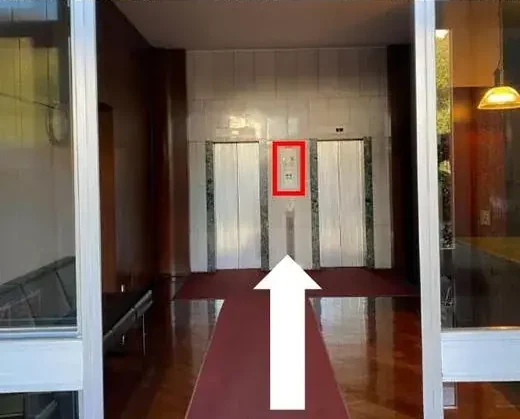 Pasul 5. Intrați și mergeți la lifturi. Apăsați butonul indicat de săgeată.
