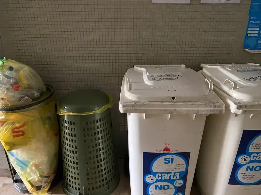 PlasticFolosiți recipientul verde mic, cu sac galben.